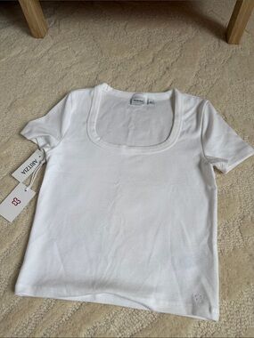 Aritzia White Scoop Neck Short Sleeve Tee